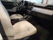 ✅ 2020 Audi Q3 S line Premium • VIN: WA1DECF34L1012506 • Lot: 43577869. Wystawiony na IAAI z przebiegiem 44 142 mil. Bezpłatny archiwum sprzedaży aukcyjnych z USA i szczegółowy raport historii pojazdu na DreamBid. Zdjęcie 5.