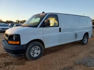 ✅ 2017 Chevrolet Express Cargo • VIN: 1GCWGBFG9H1338685 • Lot: 82253254. Wystawiony na Copart z przebiegiem 140 434 mil. Bezpłatny archiwum sprzedaży aukcyjnych z USA i szczegółowy raport historii pojazdu na DreamBid. Zdjęcie 1.