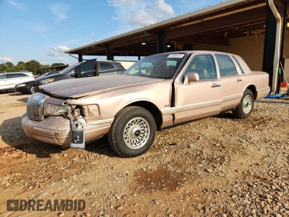 ✅ 1996 Lincoln Town Car Executive • VIN: 1LNLM81W9TY702967 • Лот: 71869405. Опубликован ранее на Copart с пробегом 67 697 миль. Бесплатный доступ к архиву аукционных продаж из США и подробный отчёт об истории автомобиля на DreamBid. Изображение 1.