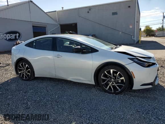 2025 Toyota Prius SE z VIN JTDACACU9S3043379, wystawiony jako Copart lot #85342555 z przebiegiem 3 866 mil mil oraz Szkoda całkowita • Salvage title. Historia ofert i sprzedaży dostępna na DreamBid. Obrazek 4.