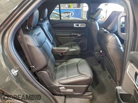 ✅ 2022 Ford Explorer ST • VIN: 1FM5K8GCXNGB11700 • Lot: 94141055. Wystawiony na Copart z przebiegiem 27 839 mil. Bezpłatny archiwum sprzedaży aukcyjnych z USA i szczegółowy raport historii pojazdu na DreamBid. Zdjęcie 11.