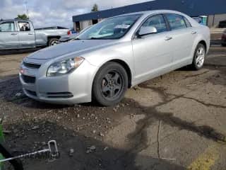 2011 Chevrolet Malibu 1LS z VIN 1G1ZB5E13BF130055, wystawiony jako Copart lot #82730765 z przebiegiem 131 254 mil mil oraz Czysty tytuł • Clean title. Historia ofert i sprzedaży dostępna na DreamBid. Obrazek 1.