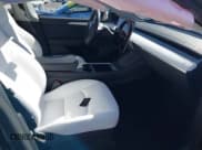 ✅ 2025 Tesla Model Y Long Range • VIN: 7SAYGDEE6SF287880 • Lot: 43529918. Wystawiony na IAAI z przebiegiem 12 513 mil. Bezpłatny archiwum sprzedaży aukcyjnych z USA i szczegółowy raport historii pojazdu na DreamBid. Zdjęcie 5.