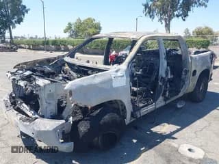 ✅ 2020 Chevrolet Silverado 1500 LT Trail Boss • VIN: 1GCPYFED9LZ379716 • Lot: 43140665. Wystawiony na IAAI z przebiegiem Nie podano. Bezpłatny archiwum sprzedaży aukcyjnych z USA i szczegółowy raport historii pojazdu na DreamBid. Zdjęcie 2.