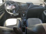 ✅ 2018 Buick Encore Preferred • VIN: KL4CJASB3JB528131 • Lot: 70280055. Wystawiony na Copart z przebiegiem 118 309 mil. Bezpłatny archiwum sprzedaży aukcyjnych z USA i szczegółowy raport historii pojazdu na DreamBid. Zdjęcie 8.