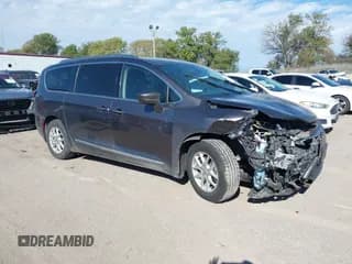 ✅ 2020 Chrysler Pacifica Touring L • VIN: 2C4RC1BG0LR285811 • Lot: 43477590. Listed on IAAI with 137,160 mi. Free auction sales archive from the USA and detailed vehicle history report at DreamBid. Image 1.