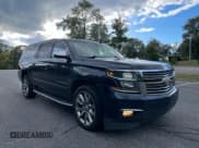 ✅ 2017 Chevrolet Suburban Premier • VIN: 1GNSKJKCXHR240591 • Lot: 91875275. Wystawiony na Copart z przebiegiem 305 907 mil. Bezpłatny archiwum sprzedaży aukcyjnych z USA i szczegółowy raport historii pojazdu na DreamBid. Zdjęcie 1.