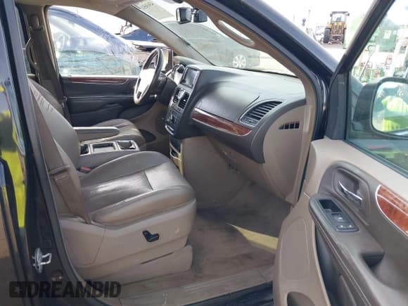 ✅ 2011 Chrysler Town & Country Touring L • VIN: 2A4RR8DG8BR716571 • Lot: 43636511. Wystawiony na IAAI z przebiegiem 192 826 mil. Bezpłatny archiwum sprzedaży aukcyjnych z USA i szczegółowy raport historii pojazdu na DreamBid. Zdjęcie 5.