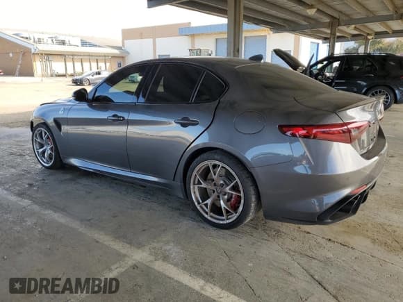 ✅ 2021 Alfa Romeo Giulia Quadrifoglio • VIN: ZARFAMEV5M7646074 • Lot: 46932545. Wystawiony na Copart z przebiegiem 21 797 mil. Bezpłatny archiwum sprzedaży aukcyjnych z USA i szczegółowy raport historii pojazdu na DreamBid. Zdjęcie 2.