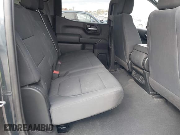 ✅ 2021 Chevrolet Silverado 1500 Custom • VIN: 1GCPYBEK9MZ303079 • Lot: 43456213. Wystawiony na IAAI z przebiegiem 63 003 mil. Bezpłatny archiwum sprzedaży aukcyjnych z USA i szczegółowy raport historii pojazdu na DreamBid. Zdjęcie 8.