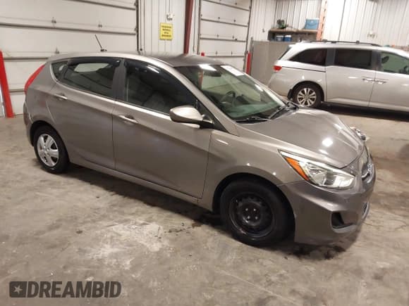 ✅ 2017 Hyundai Accent SE • VIN: KMHCT5AE0HU357108 • Lot: 43334897. Wystawiony na IAAI z przebiegiem 135 537 mil. Bezpłatny archiwum sprzedaży aukcyjnych z USA i szczegółowy raport historii pojazdu na DreamBid. Zdjęcie 1.