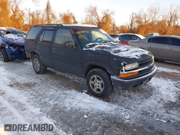 2001 Chevrolet Blazer LT z VIN 1GNDT13W812169484, wystawiony jako IAAI lot #41237092 z przebiegiem 200 950 mil mil oraz . Historia ofert i sprzedaży dostępna na DreamBid. Obrazek 1.