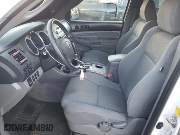 ✅ 2011 Toyota Tacoma • VIN: 3TMLU4EN6BM066565 • Lot: 92256505. Listed on Copart with 284,237 mi. Free auction sales archive from the USA and detailed vehicle history report at DreamBid. Image 7.
