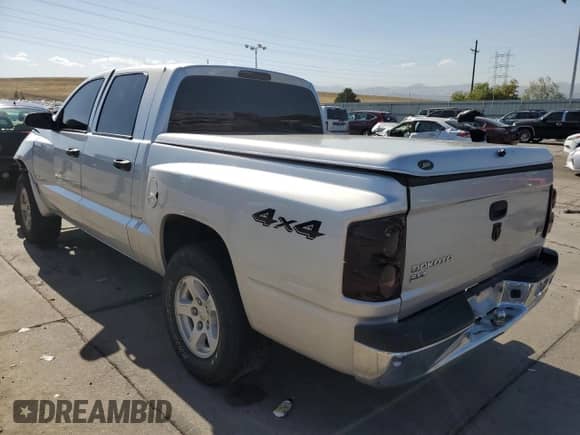 2005 Dodge Dakota SLT z VIN 1D7HW48NX5S305113, wystawiony jako Copart lot #74561894 z przebiegiem 139 740 mil mil oraz Szkoda całkowita • Salvage title. Historia ofert i sprzedaży dostępna na DreamBid. Obrazek 2.
