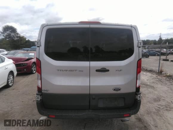 ✅ 2015 Ford Transit XL • VIN: 1FMZK1YM2FKA95295 • Lot: 43346734. Wystawiony na IAAI z przebiegiem 207 411 mil. Bezpłatny archiwum sprzedaży aukcyjnych z USA i szczegółowy raport historii pojazdu na DreamBid. Zdjęcie 16.