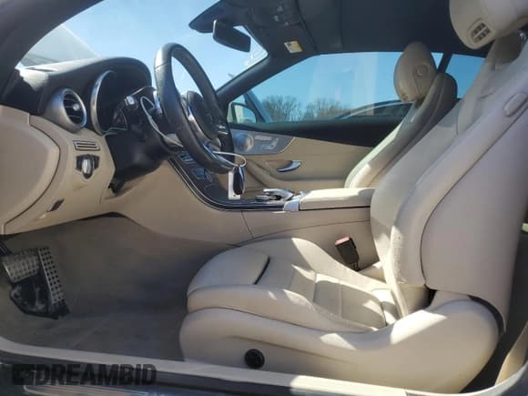 ✅ 2019 Mercedes-Benz C 300 • VIN: WDDWK8DB1KF795449 • Lot: 49775875. Wystawiony na Copart z przebiegiem Nie podano. Bezpłatny archiwum sprzedaży aukcyjnych z USA i szczegółowy raport historii pojazdu na DreamBid. Zdjęcie 7.