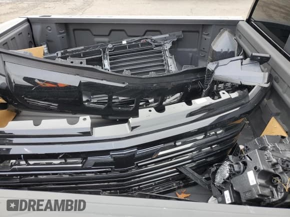 ✅ 2025 Chevrolet Silverado 1500 High Country • VIN: 1GCUKJE89SZ161560 • Lot: 85672395. Listed on Copart with 9,390 mi. Free auction sales archive from the USA and detailed vehicle history report at DreamBid. Image 12.