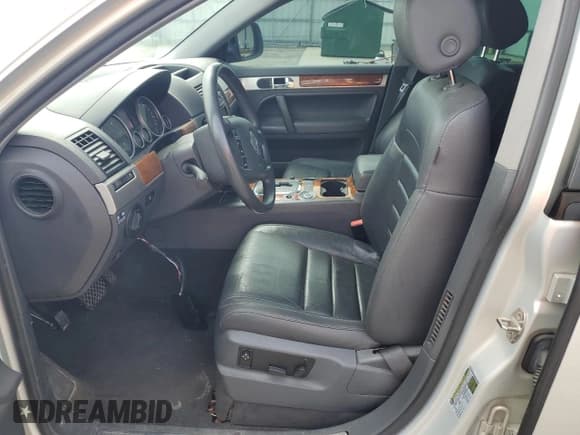 ✅ 2010 Volkswagen Touareg V6 • VIN: WVGFK7A95AD002181 • Lot: 70888725. Wystawiony na Copart z przebiegiem 135 622 mil. Bezpłatny archiwum sprzedaży aukcyjnych z USA i szczegółowy raport historii pojazdu na DreamBid. Zdjęcie 7.