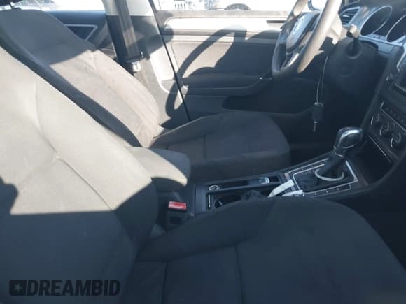 ✅ 2016 Volkswagen Golf SE • VIN: WVWKP7AU1GW902338 • Lot: 43762552. Wystawiony na IAAI z przebiegiem 81 187 mil. Bezpłatny archiwum sprzedaży aukcyjnych z USA i szczegółowy raport historii pojazdu na DreamBid. Zdjęcie 5.