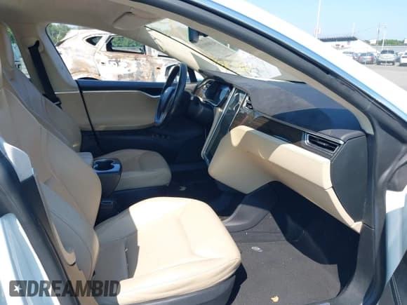 ✅ 2015 Tesla Model S 85D • VIN: 5YJSA1E2XFF114099 • Lot: 43000139. Wystawiony na IAAI z przebiegiem 117 558 mil. Bezpłatny archiwum sprzedaży aukcyjnych z USA i szczegółowy raport historii pojazdu na DreamBid. Zdjęcie 5.