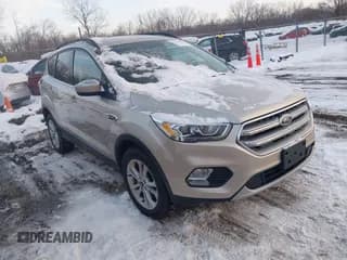 ✅ 2017 Ford Escape SE • VIN: 1FMCU9GD9HUC55311 • Lot: 43815367. Wystawiony na IAAI z przebiegiem 117 889 mil. Bezpłatny archiwum sprzedaży aukcyjnych z USA i szczegółowy raport historii pojazdu na DreamBid. Zdjęcie 1.