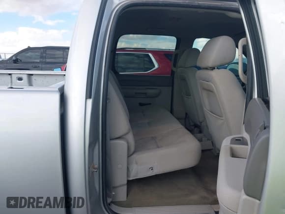 ✅ 2011 GMC Sierra 1500 SLE • VIN: 3GTP1VE01BG177608 • Lot: 43384343. Wystawiony na IAAI z przebiegiem 306 861 mil. Bezpłatny archiwum sprzedaży aukcyjnych z USA i szczegółowy raport historii pojazdu na DreamBid. Zdjęcie 8.