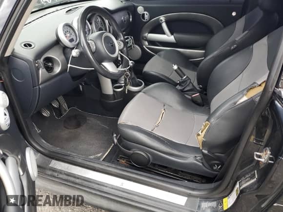 2006 MINI Hardtop S с VIN WMWRE33546TL22436, выставлен на аукционе Copart как лот 86408805 с пробегом 149 557 миль миль и Списание • Salvage title. История ставок и продаж доступна на DreamBid. Изображение 7.