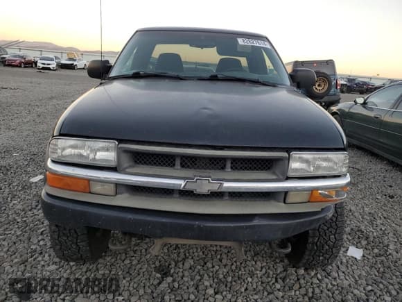 ✅ 2003 Chevrolet S-10 LS • VIN: 1GCCT19X538213185 • Лот: 82827614. Опубликован ранее на Copart с пробегом 226 572 миль. Бесплатный доступ к архиву аукционных продаж из США и подробный отчёт об истории автомобиля на DreamBid. Изображение 5.
