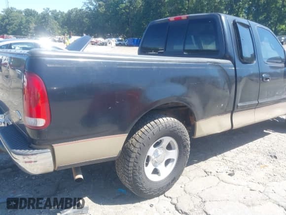 ✅ 1999 Ford F-150 • VIN: 1FTRX17W6XNB42207 • Lot: 43071749. Wystawiony na IAAI z przebiegiem Nie podano. Bezpłatny archiwum sprzedaży aukcyjnych z USA i szczegółowy raport historii pojazdu na DreamBid. Zdjęcie 11.