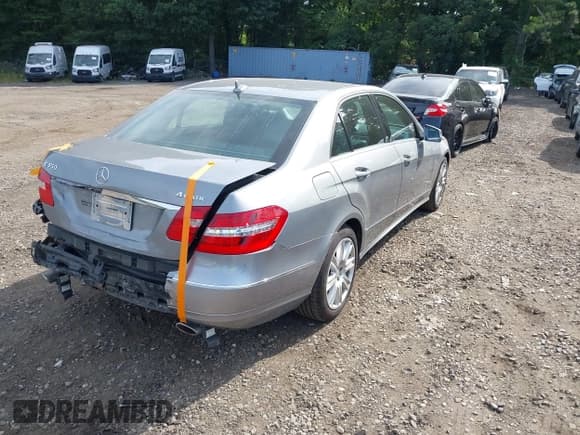 ✅ 2013 Mercedes-Benz E 350 Luxury • VIN: WDDHF8JB3DA738512 • Lot: 43079941. Wystawiony na IAAI z przebiegiem 126 335 mil. Bezpłatny archiwum sprzedaży aukcyjnych z USA i szczegółowy raport historii pojazdu na DreamBid. Zdjęcie 4.