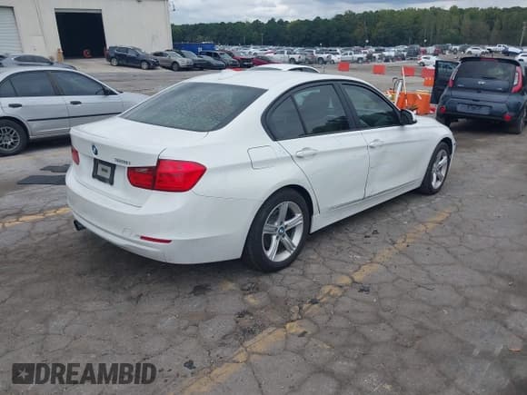 ✅ 2012 BMW 3 Series 328i • VIN: WBA3A5C52CF341655 • Лот: 43333904. Опубликован ранее на IAAI с пробегом 176 000 миль. Бесплатный доступ к архиву аукционных продаж из США и подробный отчёт об истории автомобиля на DreamBid. Изображение 4.