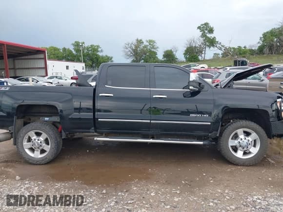 ✅ 2016 Chevrolet Silverado 2500HD LTZ • VIN: 1GC1KWE8XGF204232 • Лот: 42684086. Опубликован ранее на IAAI с пробегом Не указан. Бесплатный доступ к архиву аукционных продаж из США и подробный отчёт об истории автомобиля на DreamBid. Изображение 12.