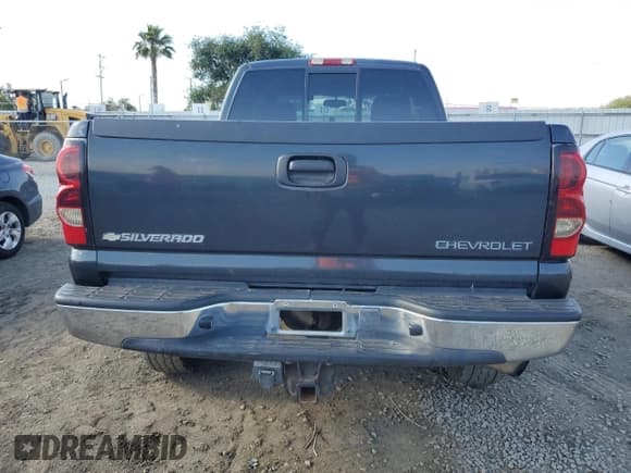 ✅ 2004 Chevrolet Silverado 2500HD LS • VIN: 1GCHK29U54E393775 • Lot: 54620215. Wystawiony na Copart z przebiegiem 207 992 mil. Bezpłatny archiwum sprzedaży aukcyjnych z USA i szczegółowy raport historii pojazdu na DreamBid. Zdjęcie 6.