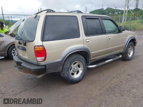 ✅ 2000 Ford Explorer XLT • VIN: 1FMZU83P1YZC35657 • Лот: 42278366. Опубликован ранее на IAAI с пробегом Не указан. Бесплатный доступ к архиву аукционных продаж из США и подробный отчёт об истории автомобиля на DreamBid. Изображение 4.