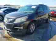 2015 Chevrolet Traverse LT z VIN 1GNKRHKD2FJ142387, wystawiony jako IAAI lot #43333694 z przebiegiem 283 105 mil mil oraz . Historia ofert i sprzedaży dostępna na DreamBid. Obrazek 2.