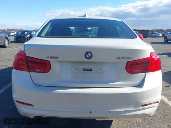 ✅ 2016 BMW 3 Series 320i xDrive • VIN: WBA8A3C58GK689368 • Lot: 43678330. Listed on IAAI with 138,091 mi. Free auction sales archive from the USA and detailed vehicle history report at DreamBid. Image 16.