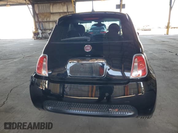 ✅ 2017 FIAT 500e • VIN: 3C3CFFGE4HT561644 • Lot: 70662404. Listed on Copart with 32,154 mi. Free auction sales archive from the USA and detailed vehicle history report at DreamBid. Image 6.
