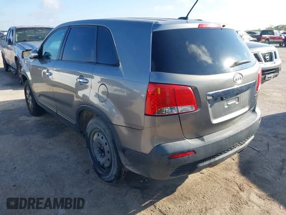 ✅ 2011 Kia Sorento LX • VIN: 5XYKT3A18BG035777 • Lot: 43592238. Wystawiony na IAAI z przebiegiem 189 418 mil. Bezpłatny archiwum sprzedaży aukcyjnych z USA i szczegółowy raport historii pojazdu na DreamBid. Zdjęcie 3.