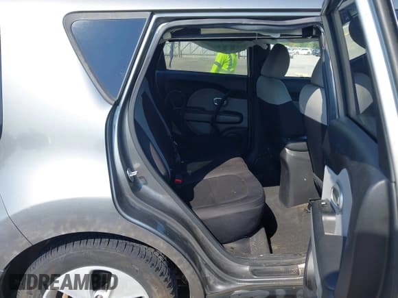 ✅ 2015 Kia Soul • VIN: KNDJN2A24F7151148 • Lot: 43218963. Wystawiony na IAAI z przebiegiem 89 125 mil. Bezpłatny archiwum sprzedaży aukcyjnych z USA i szczegółowy raport historii pojazdu na DreamBid. Zdjęcie 8.