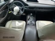 ✅ 2020 Mazda CX-30 Premium • VIN: 3MVDMAEMXLM111629 • Lot: 54317755. Wystawiony na Copart z przebiegiem 155 201 mil. Bezpłatny archiwum sprzedaży aukcyjnych z USA i szczegółowy raport historii pojazdu na DreamBid. Zdjęcie 8.