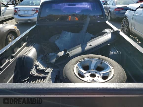 2000 Chevrolet S-10 LS z VIN 1GCCS1951Y8208557, wystawiony jako Copart lot #77857134 z przebiegiem 129 359 mil mil oraz Czysty tytuł • Clean title. Historia ofert i sprzedaży dostępna na DreamBid. Obrazek 10.