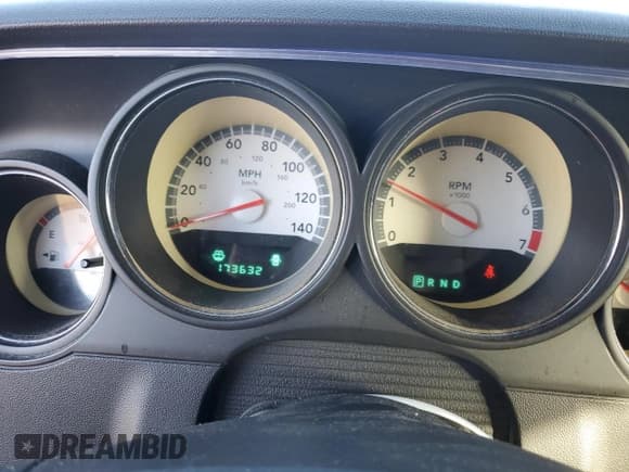 ✅ 2009 Dodge Challenger SE • VIN: 2B3LJ44V69H641073 • Lot: 81089774. Wystawiony na Copart z przebiegiem 173 632 mil. Bezpłatny archiwum sprzedaży aukcyjnych z USA i szczegółowy raport historii pojazdu na DreamBid. Zdjęcie 9.