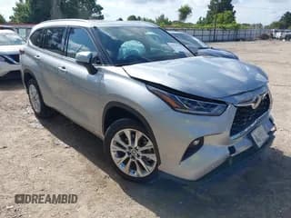 ✅ 2025 Toyota Highlander LE • VIN: 5TDKDRAH9SS551145 • Лот: 42971675. Опубликован ранее на IAAI с пробегом 4 266 миль. Бесплатный доступ к архиву аукционных продаж из США и подробный отчёт об истории автомобиля на DreamBid. Изображение 1.
