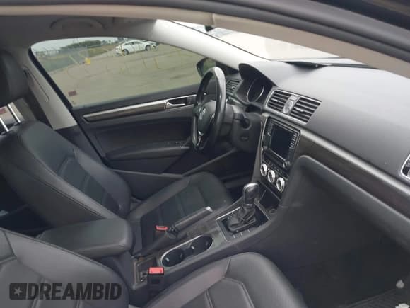 ✅ 2017 Volkswagen Passat SE • VIN: 1VWGT7A37HC063658 • Лот: 43119635. Опубликован ранее на IAAI с пробегом 95 974 миль. Бесплатный доступ к архиву аукционных продаж из США и подробный отчёт об истории автомобиля на DreamBid. Изображение 5.