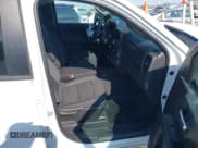 ✅ 2023 Chevrolet Silverado 1500 Custom • VIN: 3GCPABEK7PG280894 • Lot: 43206042. Wystawiony na IAAI z przebiegiem 27 359 mil. Bezpłatny archiwum sprzedaży aukcyjnych z USA i szczegółowy raport historii pojazdu na DreamBid. Zdjęcie 5.