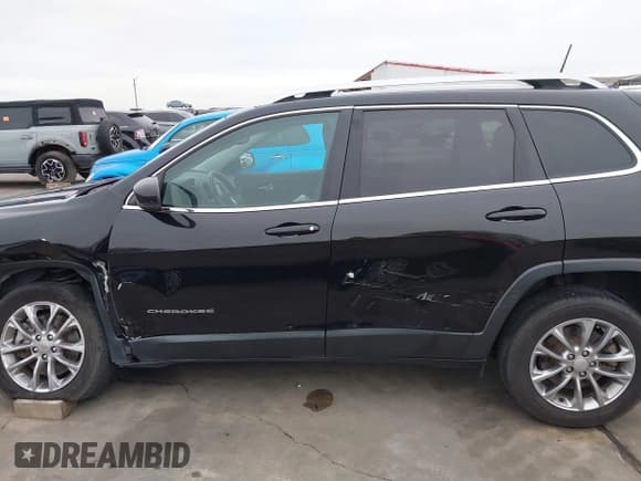 ✅ 2019 Jeep Cherokee Latitude Plus • VIN: 1C4PJLLX2KD216224 • Lot: 41291181. Listed on IAAI with 79,111 mi. Free auction sales archive from the USA and detailed vehicle history report at DreamBid. Image 14.
