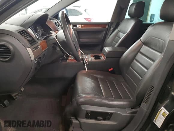 ✅ 2010 Volkswagen Touareg V6 • VIN: WVGFK7A90AD002718 • Lot: 46232045. Wystawiony na Copart z przebiegiem 219 452 mil. Bezpłatny archiwum sprzedaży aukcyjnych z USA i szczegółowy raport historii pojazdu na DreamBid. Zdjęcie 7.