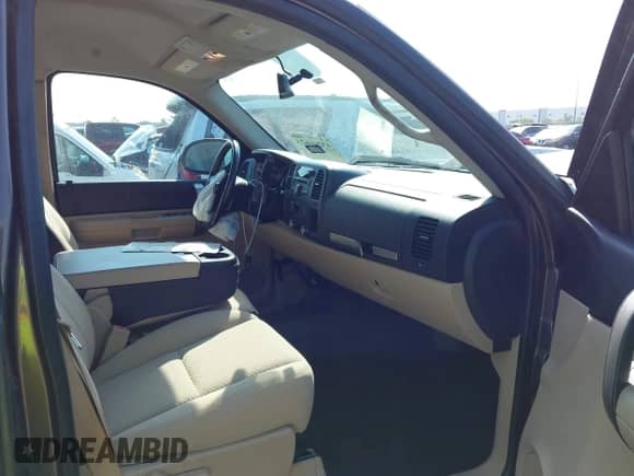 2008 Chevrolet Silverado 1500 1LT z VIN 2GCEC19J481298955, wystawiony jako IAAI lot #43246623 z przebiegiem 152 808 mil mil oraz . Historia ofert i sprzedaży dostępna na DreamBid. Obrazek 5.