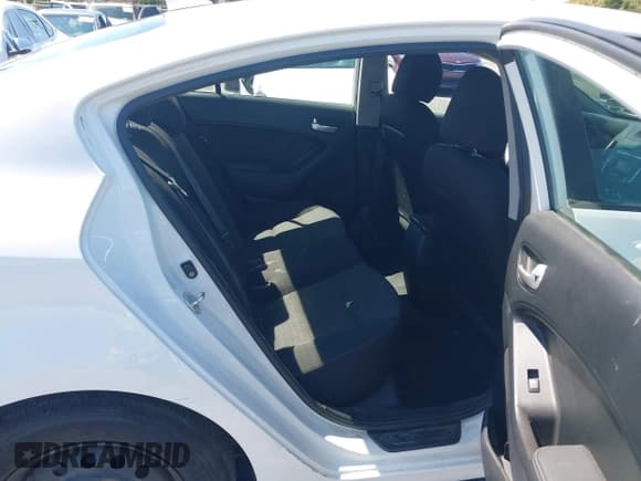 ✅ 2017 Kia Forte LX • VIN: 3KPFK4A79HE077038 • Lot: 43132045. Wystawiony na IAAI z przebiegiem 141 338 mil. Bezpłatny archiwum sprzedaży aukcyjnych z USA i szczegółowy raport historii pojazdu na DreamBid. Zdjęcie 8.