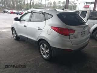 2013 Hyundai Tucson GLS z VIN KM8JU3AC0DU759177, wystawiony jako IAAI lot #43545262 z przebiegiem 154 976 mil mil oraz . Historia ofert i sprzedaży dostępna na DreamBid. Obrazek 3.